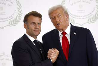 Macron e Trump durante encontro no Egito, em 13 de outubro de 2025