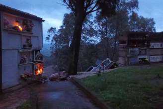 Caixões derrubados por deslizamento em cemitério na cidade de San Mauro Marchesato