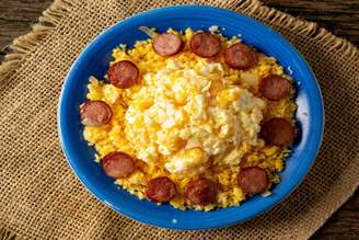 Cuscuz com ovos mexidos e calabresa