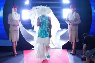 Naomi Osaka entrou na quadra usando véu, chapéu e um guarda-chuva