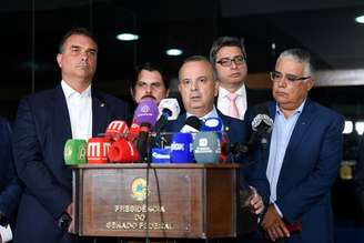 Rogério Marinho (ao centro), ao lado de Flávio Bolsonaro, Marcos do Val, Carlos Portinho e Eduardo Girão no Senado