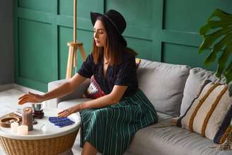 A prática da "carta do dia" combina tarot e mindfulness para criar momentos de reflexão consciente no cotidiano