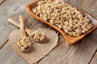 A soja texturizada é rica em aminoácidos essenciais, tem baixo teor de gordura, não contém colesterol e contribui para a saúde muscular