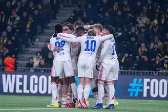 Jogadores do Lyon comemorando a classificação direta para as oitavas de final 