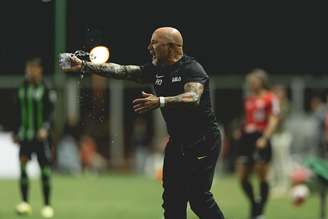 Técnico Jorge Sampaoli na beira do gramado na partida entre Atlético x América-MG. –