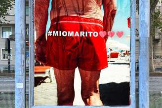 Cartaz em Turim sobre homens que compartilharam imagens de esposas sem consentimento