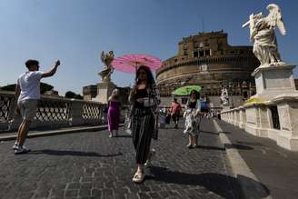 Turistas passeiam pela Ponte Sant'Angelo, em Roma, no verão