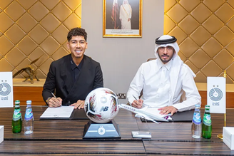 Roberto Firmino assinando contrato