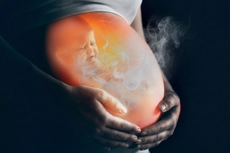 Mulheres grávidas que vivem em áreas urbanas enfrentam um risco duplo: além da exposição ambiental constante, a placenta não funciona como uma barreira totalmente eficaz contra a passagem de poluentes, incluindo metais tóxicos para o feto. Imagem gerada por IA, via Envato Labs, CC BY
