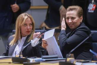 As premiês da Itália, Giorgia Meloni, e da Dinamarca, Mette Frederiksen, em reunião da UE