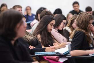Estudantes disputam 274,8 mil vagas em 7.399 cursos de instituições públicas.