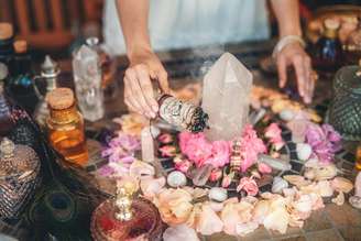 Cada cristal carrega uma energia específica e pode ajudar a equilibrar emoções, intenções e diferentes áreas da vida