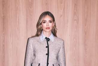 Isabelle Drummond posanda caracterizada como Naiane, sua personagem em Coração Acelerado