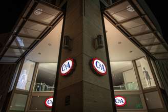 Imagens ilustrativa da fachada de uma loja da C&A, uma das maiores lojas de departamento que atua no Brasil