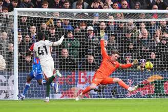 Estêvão, do Chelsea, marca o primeiro gol de sua equipe contra o Crystal Palace, no Selhurst Park –