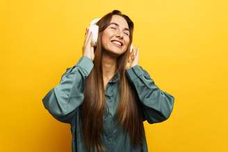 A música é processada pelo cérebro de forma quase automática e tem o poder de influenciar emoções, nível de estresse, foco e decisões