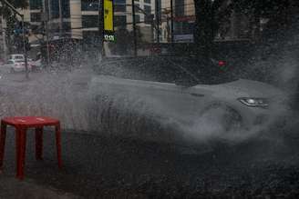 Caso ocorreu na Vila Guilherme; zona norte entrou em estado de atenção para alagamentos. Foto Tiago Queiroz/Estadão