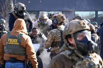 Agentes do ICE detém homem em Minneapolis no último 24 de janeiro