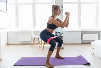 Treinar em casa pode gerar força e condicionamento quando há constância, método e estímulo adequado