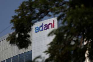 O logotipo do Grupo Adani é visto na fachada de sua sede corporativa nos arredores de Ahmedabad, Índia, em 21 de novembro de 2024. REUTERS/Amit Dave