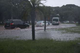 Forte tempestade atinge todas as regiões da cidade de São Paulo na tarde desta terça-feira