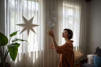 Um ambiente carregado pode gerar sensação de escuridão e sobrecarga energética, o que afeta diretamente os moradores