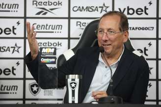 John Textor durante a apresentação de Davide Ancelotti 