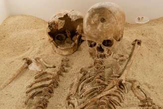 Ossadas de mãe e filha do paleolítico onde foram localizados genes com doença rara