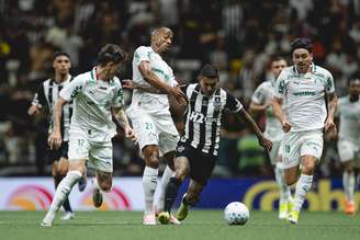 Dudu, do Atlético-MG, parte para cima da defesa do Palmeiras –
