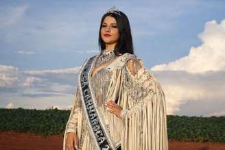 Jovem surda é eleita princesa do carnaval em SP com inscrição em Libras