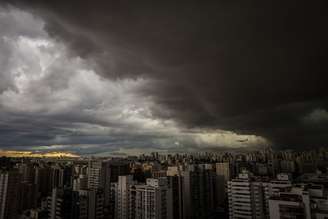 Céu de nuvens carregadas durante tarde de chuva de verão em São Paulo