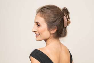 Penteados com piranhas de cabelo são a solução perfeita para enfrentar o calor do verão com estilo