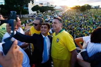 Jair Bolsonaro e o deputado Nikolas Ferreira em um ato pró-anistia convocado pelo ex-presidente.