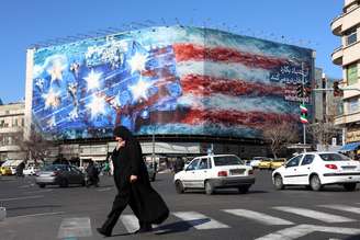 Painel anti-EUA em Teerã, capital do Irã
