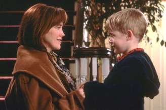 Catherine O’Hara e Macaulay Culkin em cena de 'Esqueceram de Mim'