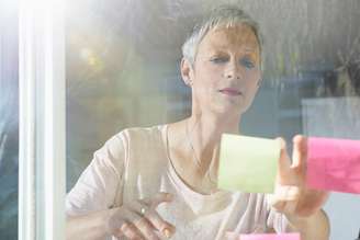 Muitas outras mulheres compartilharam suas próprias estratégias de enfrentamento: algumas mantêm ventiladores sobre as mesas no trabalho para lidar com as ondas de calor, outras escrevem lembretes para si mesmas, como eu fiz, para contornar a névoa mental durante reuniões e apresentações