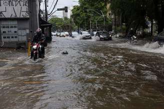 Chuva forte na região do Ibirapuera causa alagamento em diversas vias de Moema