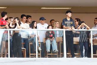 Moraes (ao centro) viu o jogo ao lado da mulher, pressionada por contrato com banco Master.