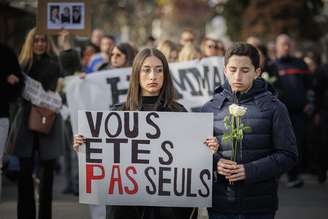 'Vocês não estão sozinhos', diz cartaz em homenagem a vítimas de incêndio em Crans-Montana, na Suíça