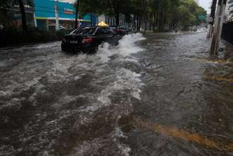 Chuva forte deixa vias da Zona Sul de São Paulo alagadas