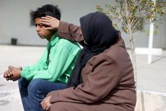 Palestinos em busca de atendimento médico aguardam para atravessar passagem de fronteira de Rafah