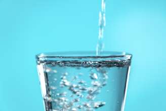 Descubra se faz mal beber água com gás todo dia