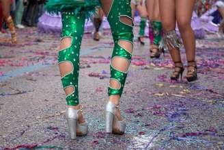 No samba, o corpo trabalha sem parar e joelho, tornozelo e lombar sentem primeiro