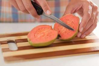 Rica em vitamina C e fibras, a goiaba ajuda a fortalecer a imunidade e o intestino