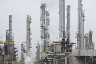 Pesquisa registrou queda em 17 dos 25 ramos industriais analisados em dezembro ante novembro, segundo IBGE
