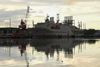 Usina flutuante está atracada na Baía de Havana, em Cuba
12 de janeiro de 2026
REUTERS/Norlys Perez