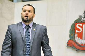 Aliado de Eduardo Bolsonaro, Gil Diniz criticou Tarcísio e defendeu candidato do PL em São Paulo