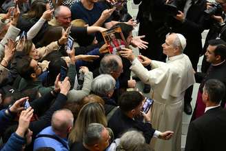 Papa Leão XIV cumprimenta fiéis durante audiência geral no Vaticano