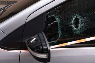 Tiros estouraram os vidros do carro utilizado pelos suspeitos.