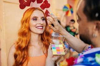 Maquiagens, glitter, calor e aglomerações aumentam o risco de crises alérgicas nesta época do ano